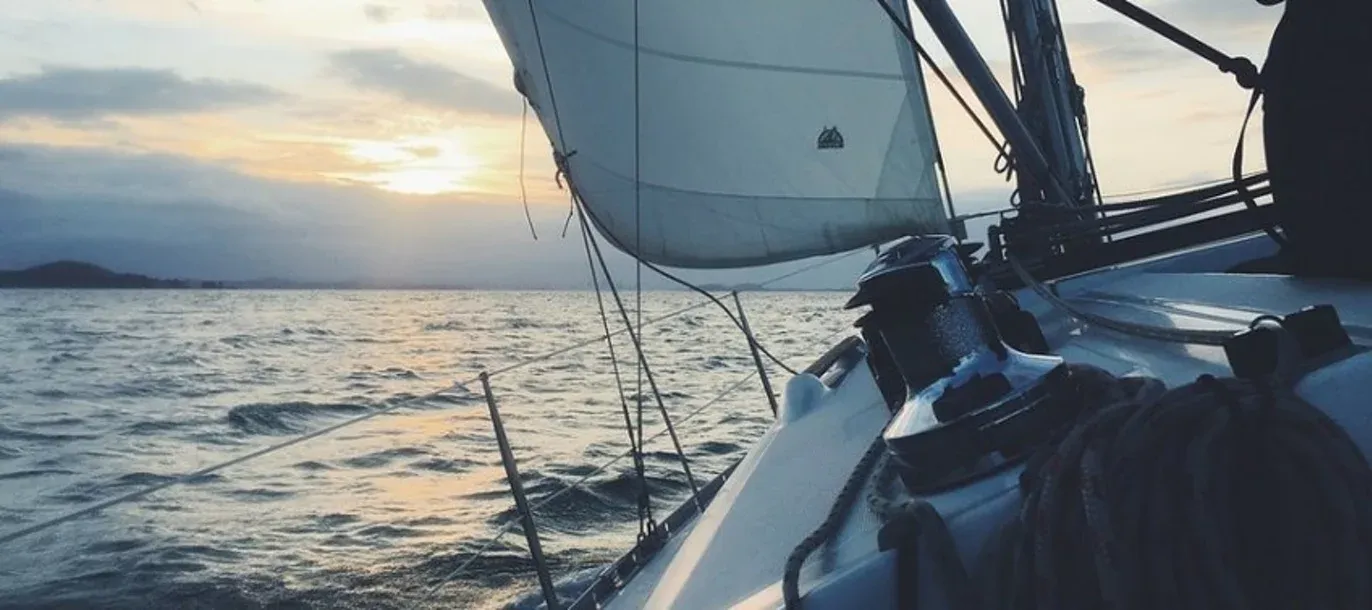 Prua di una barca a vela sul mare al tramonto