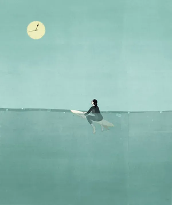 Illustrazione: una persona seduta sul mare calmo, sotto un orologio al posto del sole