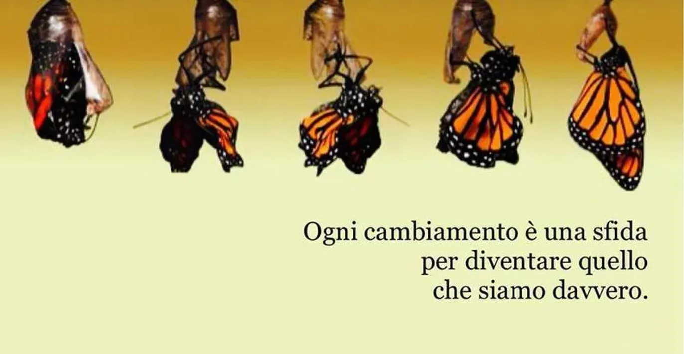 Crisalidi da cui escono farfalle monarca, con la scritta: Ogni cambiamento è una sfida per diventare quello che siamo davvero.