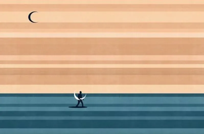 Illustrazione: una piccola figura in equilibrio su una falce di luna sul mare al tramonto
